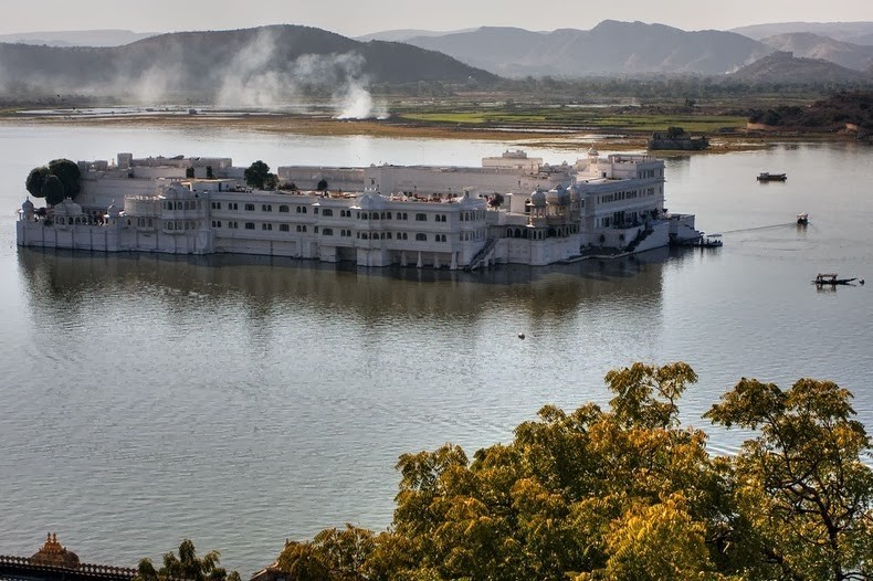 Tòa lâu đài Lake tráng lệ được xây dựng trong giai đoạn 1743 – 1746 dưới thời vua Maharana Jagat Singh II trị vì với nhằm mục đích trở thành cung điện mùa hè của Hoàng gia Udaipur.